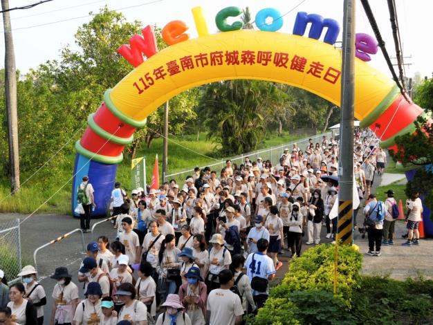 府城森呼吸健走日  %C2�1,400名市民齊走虎山森林步道...