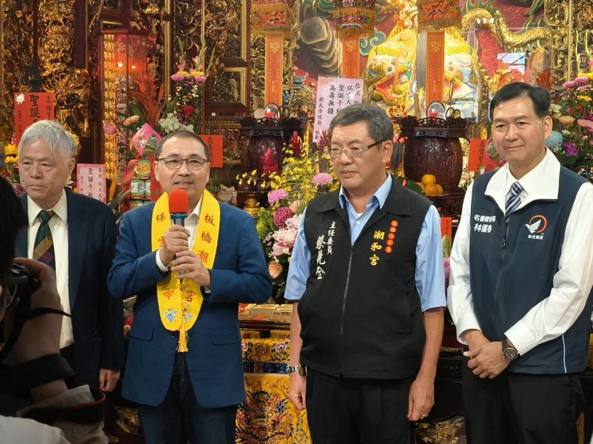 侯友宜賀保生大帝聖誕  揭幕農村公園藝文展...