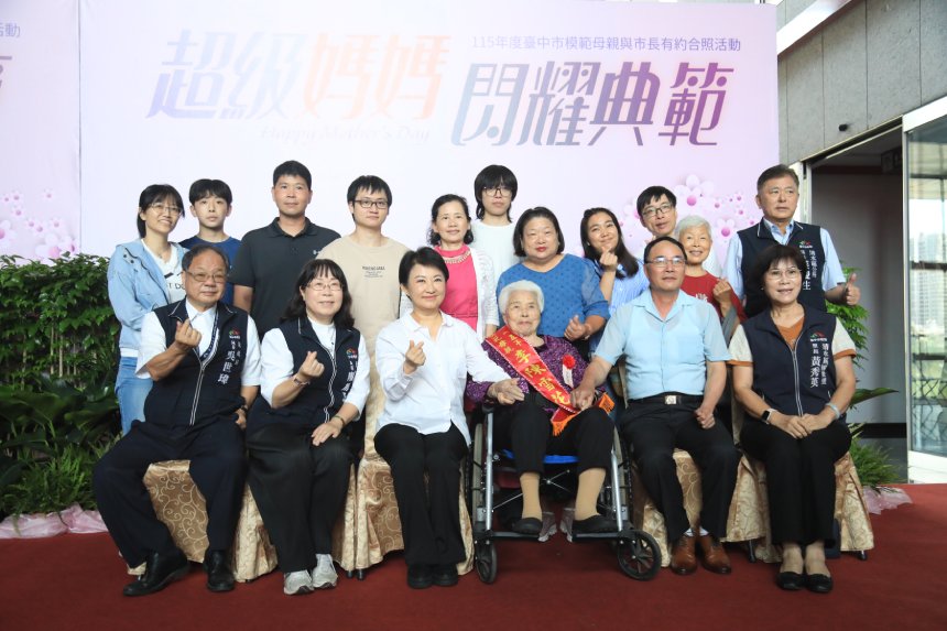 阿信小叮噹和桶箍的化身！  願台中家庭女神快樂每一天...