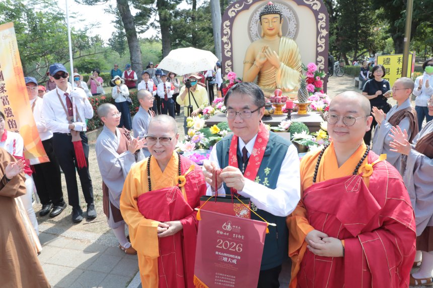 佛光山開山60週年行腳托缽抵台南  黃偉哲感謝為市民祈福...