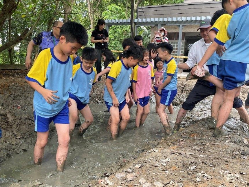 永建學童踩泥護螢  台北市以環境教育共築城市生態棲地...