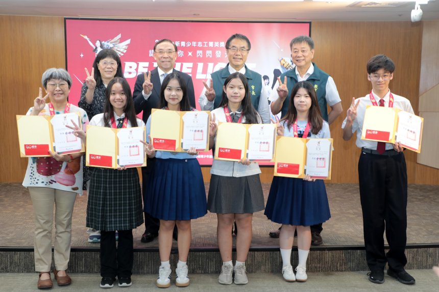 黃偉哲表揚南市7名台新青少年志工菁英獎得主  肯定青年實...