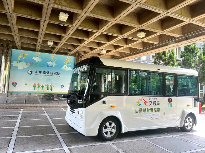 台中自駕巴士第三季上路  交通局長試乘為100%台灣自主研發...
