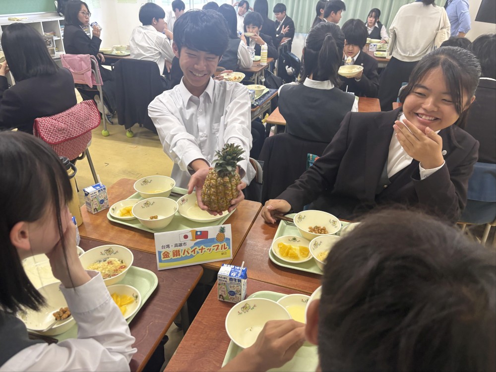 高雄金鑽鳳梨甜蜜攻佔日本校園！ 東京八王子38所國中師生高喊「歐依系」