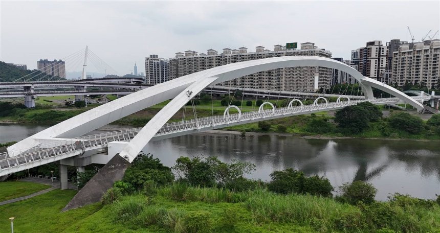 新店陽光橋清洗完成煥新魅力  河岸景觀再展風采...