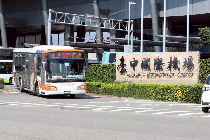 台中公車駕駛「背乘客送醫」機警救人  全車乘客感動投書199...