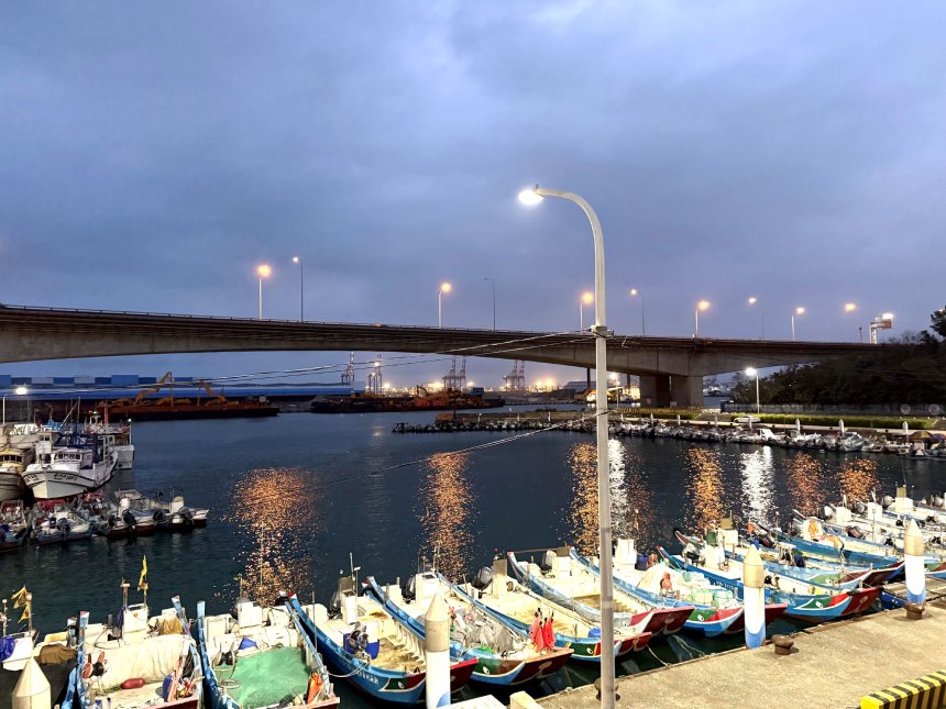 八里左岸單車趣  順訪下罟子漁港賞美景...