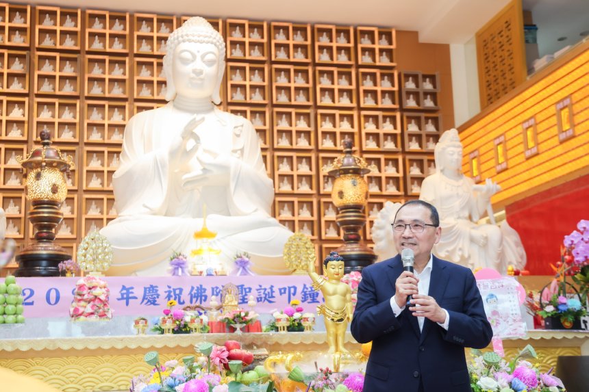 恭祝釋迦牟尼聖誕  侯友宜赴土城參拜祈求國泰民安...