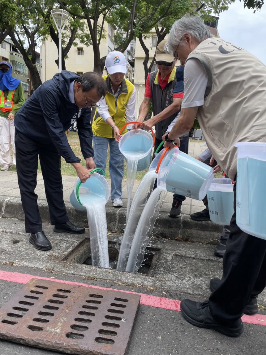 阻斷水溝孳生病媒蚊  高雄市政府宣導洗衣粉泡水防治法