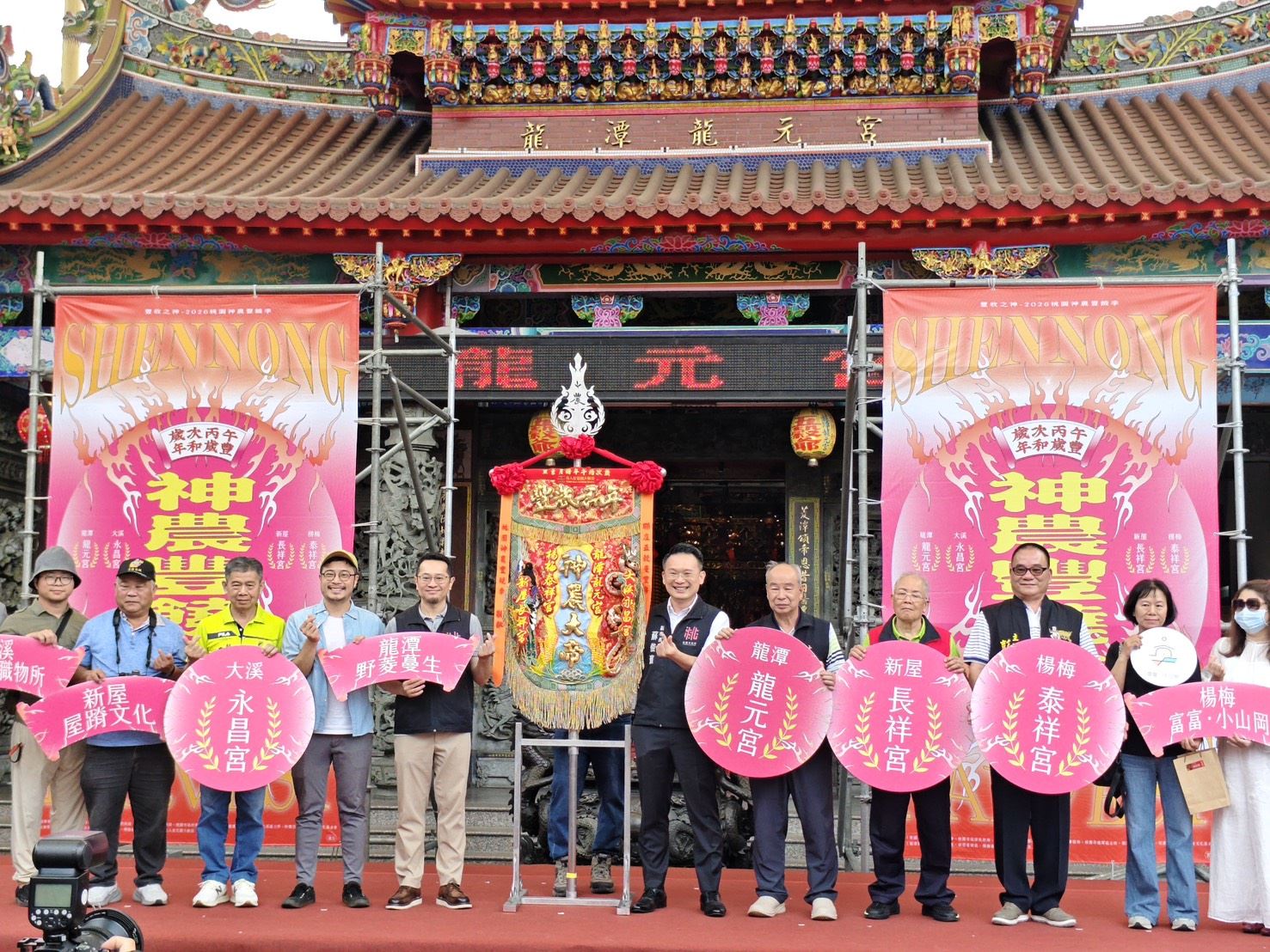 「台灣藍鵲、赤腹游蛇」意象納入輪值頭旗　...