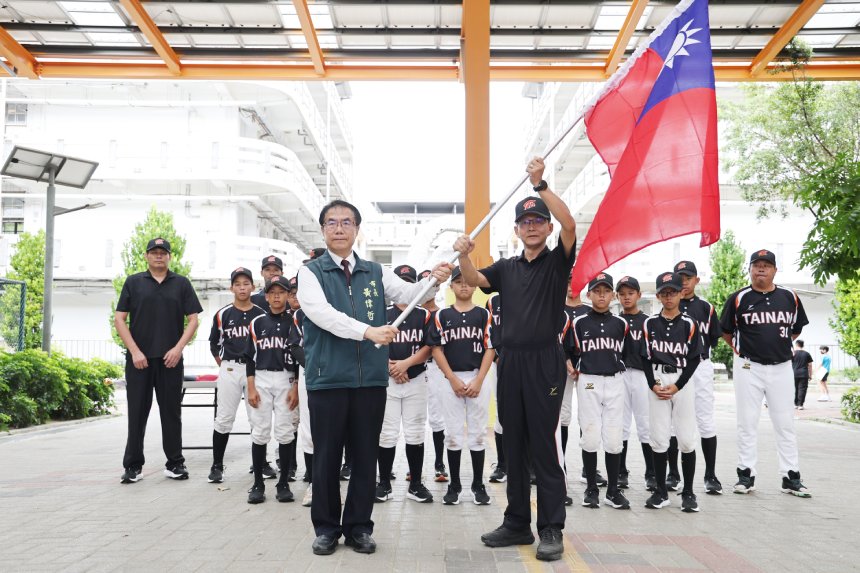台南少棒聯隊征戰小馬聯盟亞太區賽  黃偉哲授旗...