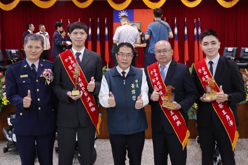 歡慶115年警察節  黃偉哲代表百萬市民感謝警察同仁辛勞...