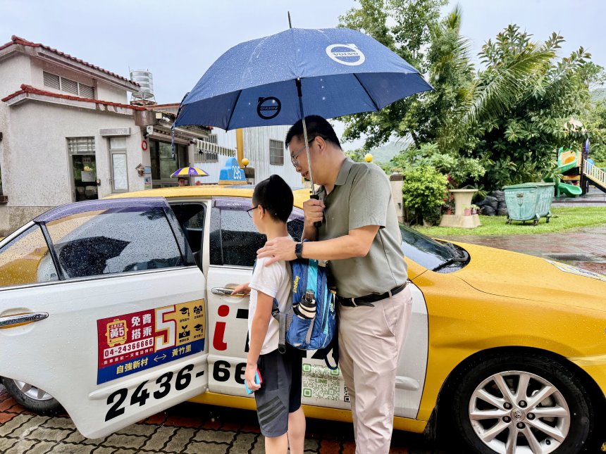 黃竹國小學生手寫感謝卡  中市小黃公車駕駛：最寶貴的獎...