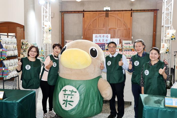 首波菜奇鴨授權商品西市場開賣 黃偉哲開箱笑稱比市長還受...
