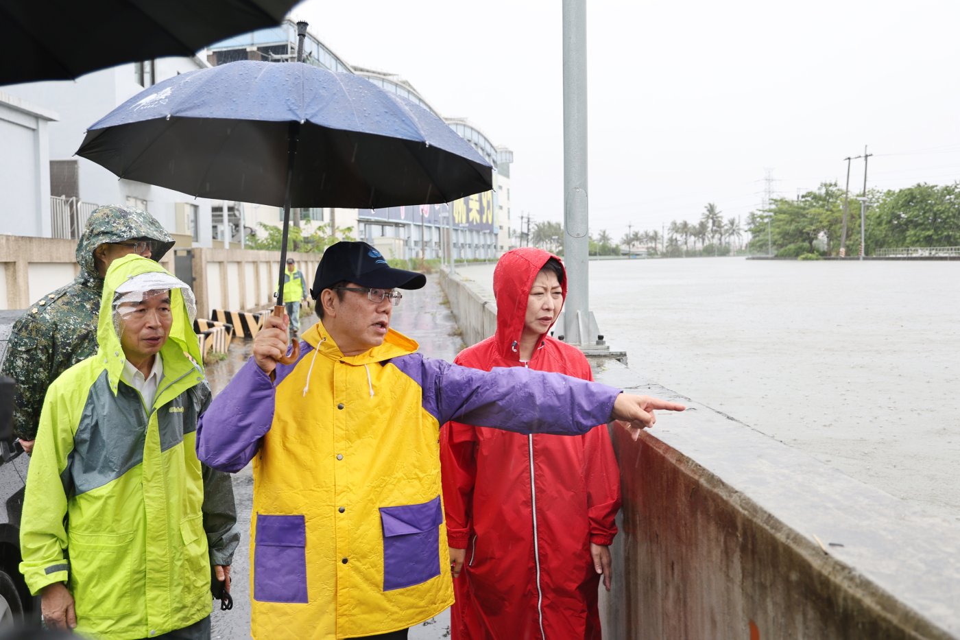 黃偉哲冒雨視察仁德抽水站三爺溪水位  盼立院速通治水預...
