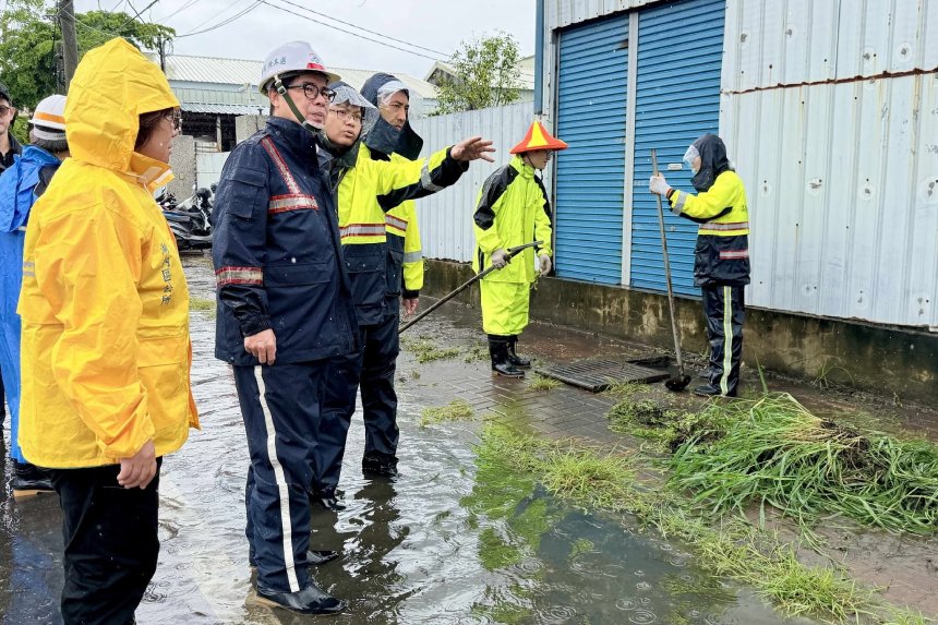 豪雨狂炸高雄市  陳其邁至茄萣、湖內掌握防汛水情