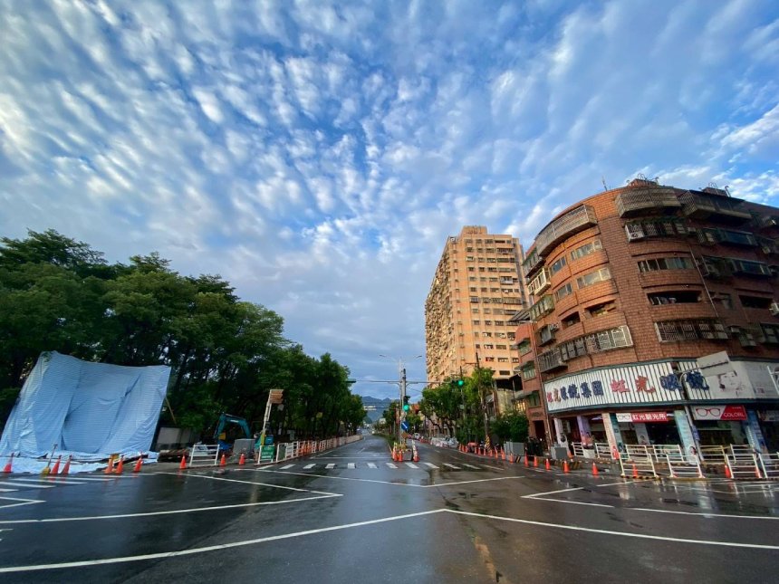 三峽中正陸橋功成身退  工務局長深夜慰勞施工團隊...