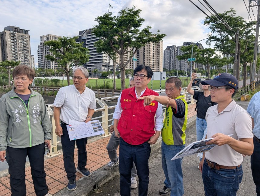 陳其邁視察田寮、鳥松及大寮積淹水點  指示水利局攜手中央加速渠道清疏與低窪跨區治理