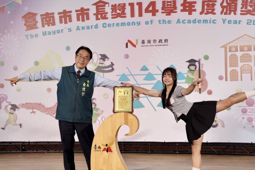 台南「市長陪你拍」市長獎頒獎國中場登場  黃偉哲勉學子...