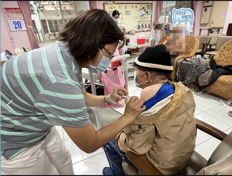 新冠疫情升溫就診增加近五成  衛生局籲高風險族群速接種疫苗強化保護力