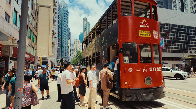 台南躍上香港百年叮叮車  古都魅力穿梭香江...