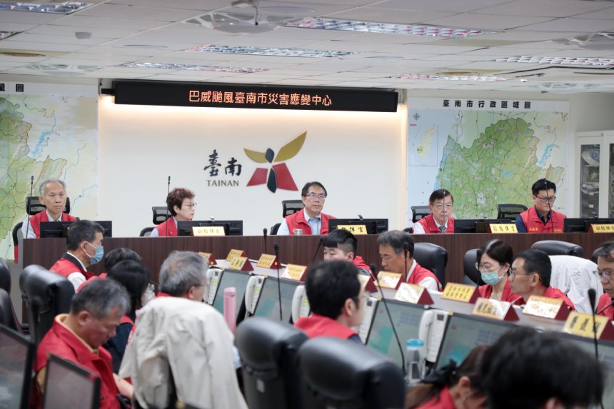 巴威颱風逼近  黃偉哲坐鎮災害應變中心要求全面戒備...