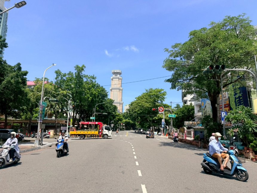 高雄市民族國小天橋功成身退  拆除工程提前完成
