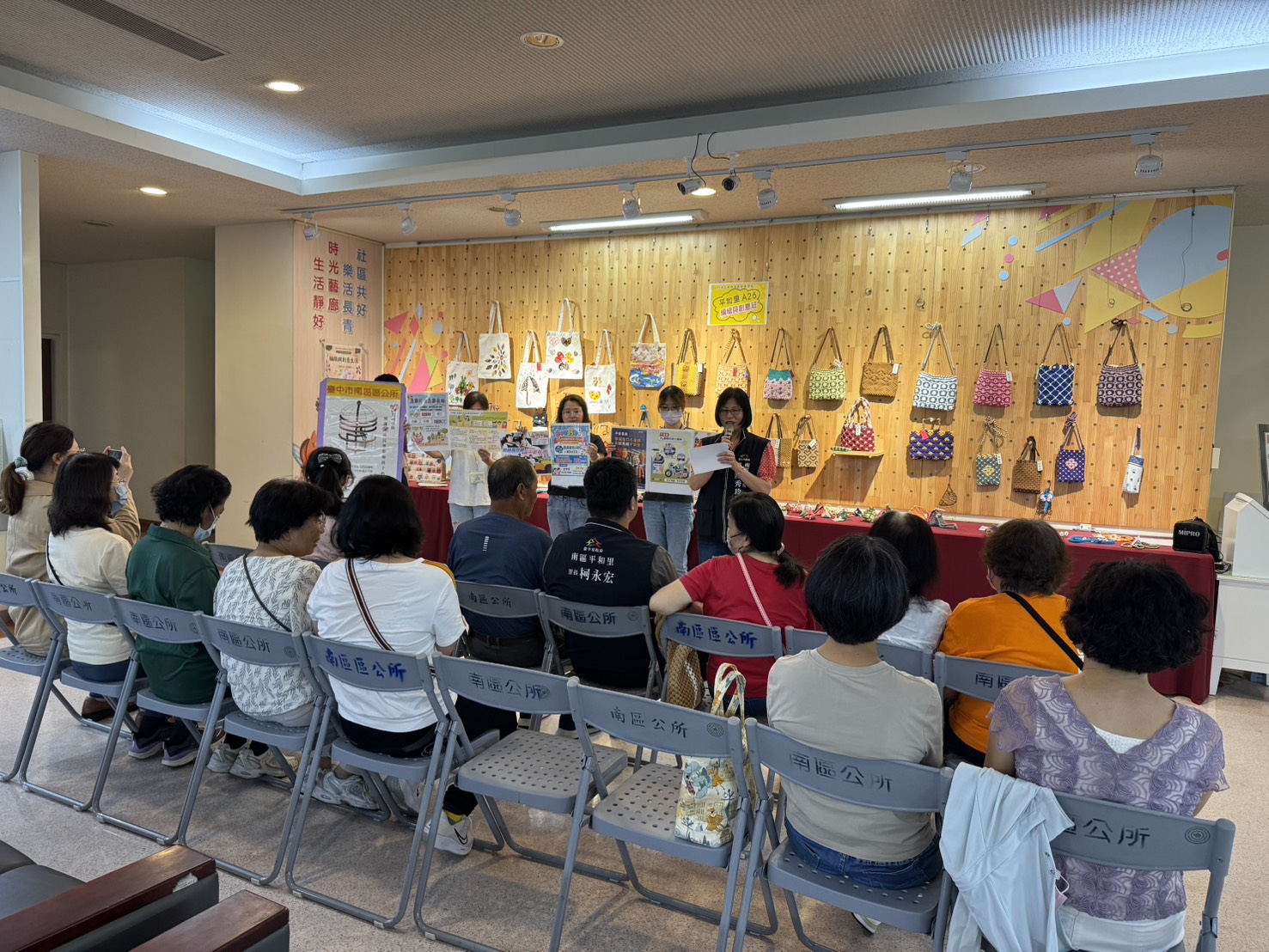 南區關懷長者創造亮點！長青學苑編織藝展讓長者燦笑樂活...