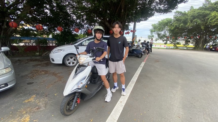 大雅機車下鄉考照  剛滿18歲雙胞胎同天應試...