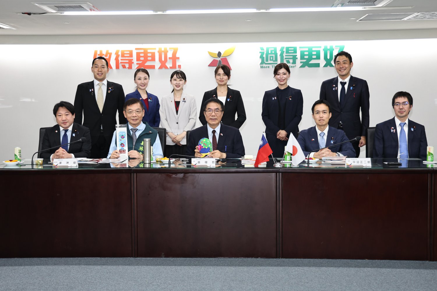 自民黨青年局訪台南見證台日友好  黃偉哲捐款十萬台幣援...