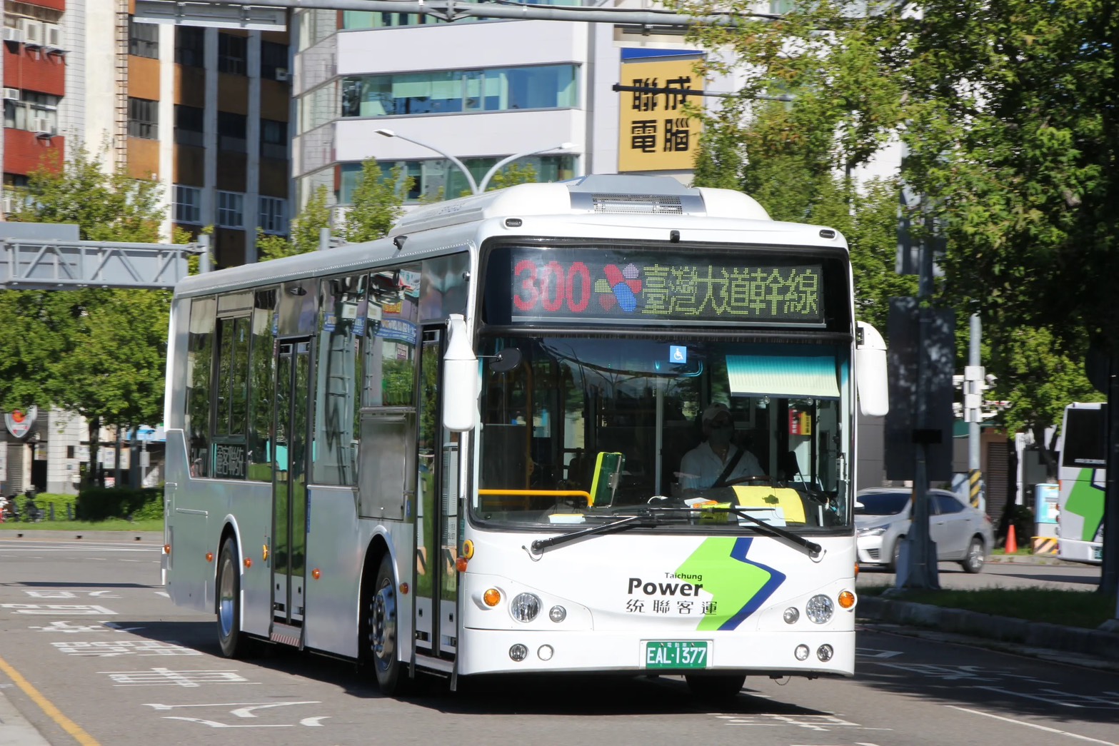 中市37輛全新電巴接棒上路 台灣大道低碳公車幹線成型 