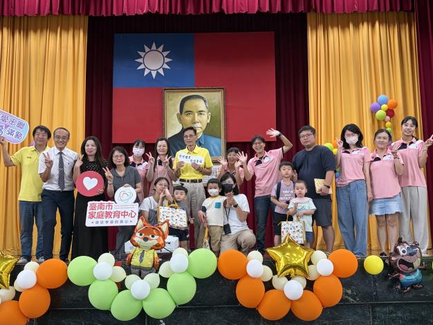 迎接小一新鮮人！南市家庭教育中心至鹽水國小贈入學祝福...