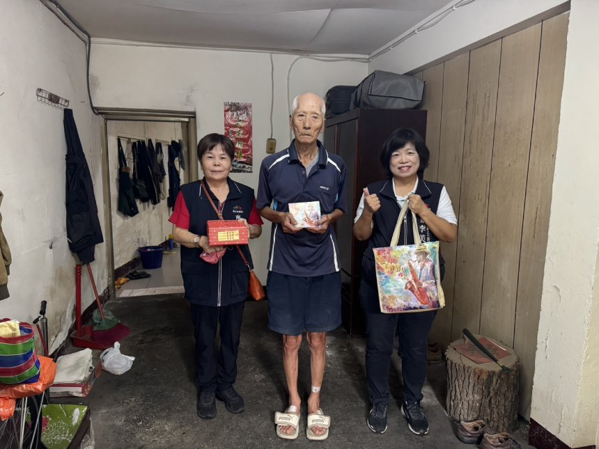 南區公所關懷獨居長者贈生日福袋傳遞祝福  鼓勵終身學習活出精彩樂齡