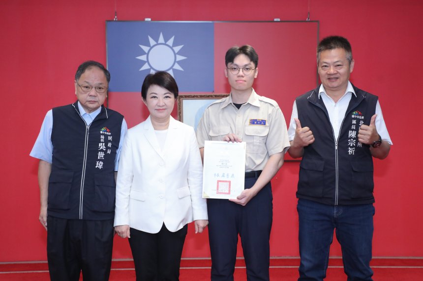 盧市長親頒獎狀讚「救命英雄」  中市替代役男應變搶救守護市民