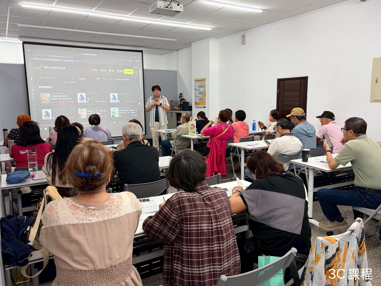 「銀」在即戰力！ 中市勞工局多元課程助高齡就業煥發光亮
